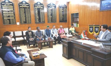 जिला उपायुक्त ने जरूरतमंदों को वितरित किए श्रवण यंत्र