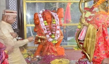 राजभवन में हनुमान की प्रतिमा के समक्ष श्रीराम की प्रतिमा की स्थापित 