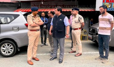 डीसी-एसपी ने सेब नियंत्रण कक्ष फागु का किया निरीक्षणनियंत्रण कक्ष फागु का किया निरीक्षण