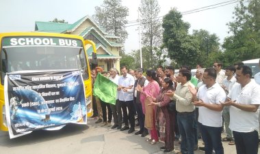 बिलासपुर के 10 छात्रों का समूह  इसरो के अंतरिक्ष अनुप्रयोग केंद्र के शैक्षणिक भ्रमण के लिए रवाना, मंत्री राजेश धर्मानी ने दिखाई हरी झंडी