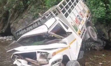 नदी में गिरी पिकअप, हादसे में एक मौत, दो घायल