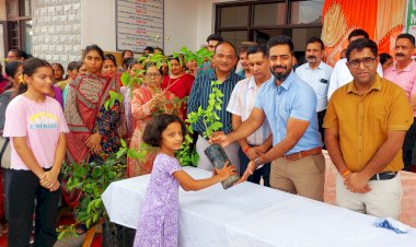 ऊना जिला प्रशासन की पर्यावरण संरक्षण को प्रेरणात्मक पहल, लोगों को निशुल्क बांटे 1100 पौधे