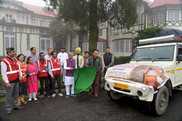 राज्यपाल शिव प्रताप शुक्ल ने कुल्लू के लिए भेजी राहत सामग्री, राजभवन से हरी झंडी दिखाकर वाहनों को किया रवाना