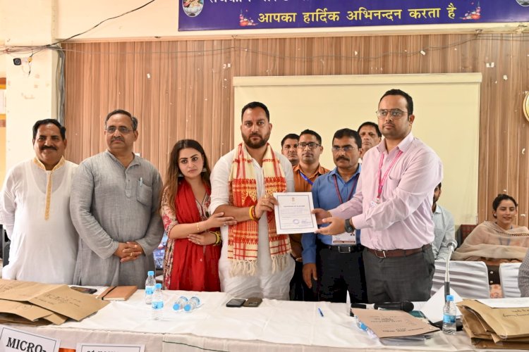 हमीरपुर विधानसभा क्षेत्र में हुआ कड़ा मुकाबला, मतगणना के पहले चार राउंडों में आगे रहे डॉ. पुष्पेंद्र वर्मा, लेकिन उसके बाद पिछडे़