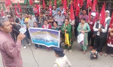 सीटू के बैनर तले सैहब व आउटसोर्स कर्मियों ने मांगों को लेकर डीसी कार्यालय शिमला के बाहर किया जोरदार प्रदर्शन 