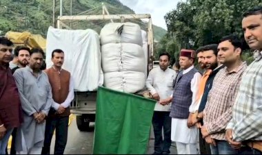 डाॅ0 राजीव बिन्दल ने दिखाई राहत सामग्री के सामान को हरी झण्डी