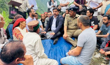 डीसी, एसपी ने प्रभावितों के साथ जमीन पर बैठकर की समीक्षा,  करीब ढाई घंटे तक लोगों के साथ की विस्तृत बैठक