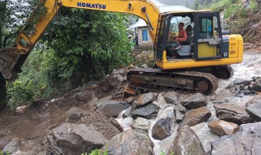 पोकलेन आपरेटर के जज्बे को हर कोई कर रहा सलाम, अश्वनी कुमार बड़ी बडी चट्टानों को रोजाना 12 घंटे मशीन चलाकर हटाने में  कर रहे सर्च  टीमों की मदद