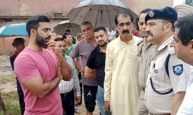 उपायुक्त ने बाढ़ प्रभावित क्षेत्रों का दौरा कर लिया हालात का जायजा,  प्रभावितों को हर संभव सहायता का दिया भरोसा