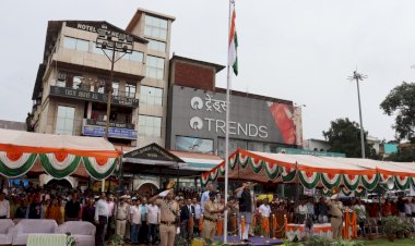 ग्रामीण विकास एवं पंचायती राज मंत्री अनिरुद्ध सिंह ने ध्वाजारोहण किया