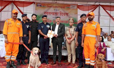 उत्कृष्ट सेवाओं के लिए सम्मानित किया अधिकारी, कर्मचारी व स्वयंसेवी