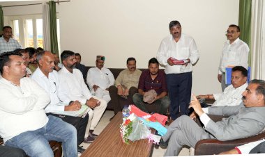 मुख्यमंत्री से बैठक के बाद पटवारी और कानूनगो संघ ने काम पर लौटने का निर्णय लिया