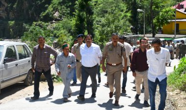 डीसी एसपी पहुंचे समेज, बाढ़ प्रभावितों के साथ की बैठक