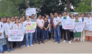 कोलकाता  महिला डॉक्टर के दुराचार व हत्या मामले रेजिडेंट डॉक्टर्स की पेन डाउन स्ट्राइक जारी.....