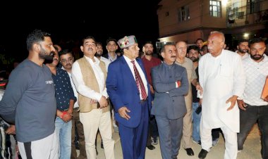 मुख्यमंत्री ने कंडाघाट में निर्माणाधीन अस्पताल भवन और खेल मैदान का निरीक्षण किया