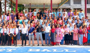 डीसी ने प्रतियोगी परीक्षाओं की तैयारी में जुटे बच्चों का किया मार्गदर्शन