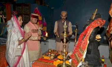 राज्यपाल ने धर्मपत्नी सहित संकट मोचन मंदिर में माथा टेका