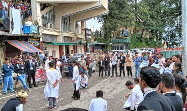 एसएफआई ने विश्वविद्यालय में छात्रों के विभिन्न मुद्दों को लेकर नुक्कड़ नाटक के माध्यम से धरना प्रदर्शन किया