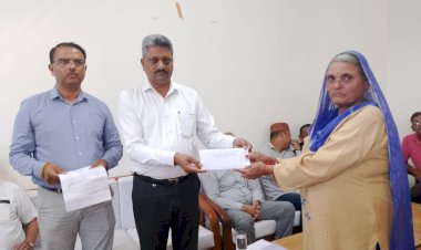 विधायक सुरेश कुमार ने 41 जरुरतमंदों को बांटे 14.57 लाख रुपये