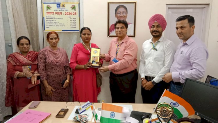 78वें स्वतंत्रता दिवस 15 अभिकर्ता सम्मानित. LIC नाहन शाखा में हुआ समारोह का आयोजन,