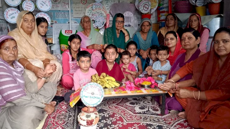 गर्भवती महिलाओं, धात्री माताओं और किशोरियों को आंगनबाड़ी कार्यकर्ताओं ने बांधे रक्षा सूत्र