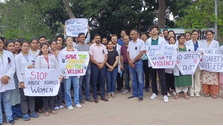 कोलकाता महिला डॉक्टर के दुराचार व हत्या मामले रेजिडेंट डॉक्टर्स की पेन डाउन स्ट्राइक जारी.....