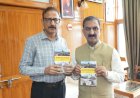 मुख्यमंत्री ने अजय पराशर की दो पुस्तकों का विमोचन किया