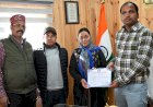 मुख्यमंत्री सुख-शिक्षा योजना के तहत ज़िला लाहौल स्पीति के प्रथम पात्र लाभार्थी को उपायुक्त ने प्रमाण पत्र जारी किया