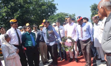 शहीद स्मारक पर पुष्प अर्पित कर दी शहीदों को श्रद्धांजलि