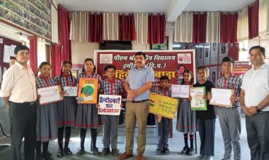 हिन्दी पखवाड़े के अंतर्गत नारा लेखन प्रतियोगिता में नन्हे –मुन्नों ने  बिखेरे अपनी कूची से रंग