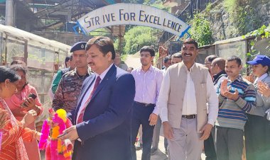 गोद लिए मशोबरा स्कूल में पहुंचे उपायुक्त अनुपम कश्यप, उपायुक्त ने सभी स्कूली बच्चों डिक्शनरी देने का लिया फैसला