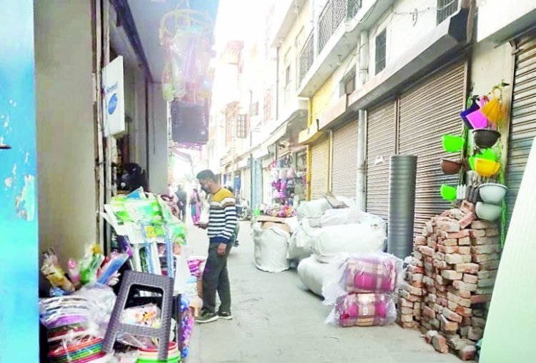 30 खाद्य वस्तुओं के भरे सैंपल, फूड सेफ्टी विभाग की कारवाई से दुकानदारों में मचा हड़कंप