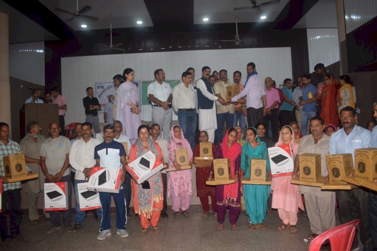 सदर विधान सभा के 150 पंजीकृत कामगारों को वितरित किए इंडक्शन और सोलर लैंप