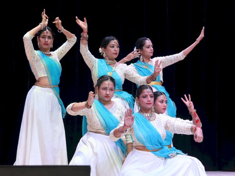 चंडीगढ़ के कलाकारों द्वारा प्रस्तुत कत्थक नृत्य का दर्शकों ने खूब आनंद लिया