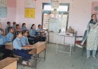 स्मार्ट क्लास रूम में एलइडी स्क्रीन पर अंग्रेजी माध्यम से शिक्षा ग्रहण कर रहे नौनिहाल