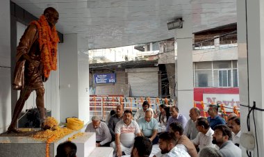 महात्मा गांधी और लाल बहादुर शास्त्री को दी श्रद्धांजलि