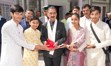 गुल्लक टीम के सदस्यों ने मुख्यमंत्री से भेंट की