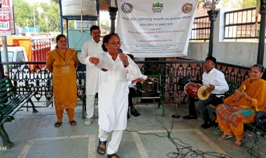 फोक मीडिया दलों ने भूकंप सुरक्षित भवन बनाने को लेकर ग्रामीण किए जागरूक