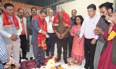 मुख्यमंत्री ने सचिवालय चालक संघ द्वारा आयोजित हवन यज्ञ में पूर्णाहूति दी