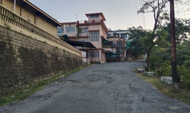 शहर के वीआईपी कोर्ट रोड़ की दुर्दशा का आलम  देखिए... खड्डों में वाहन खा रहे हिचकोले और राहगीर ठोकरें