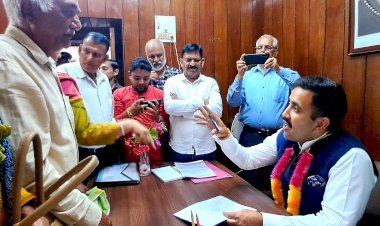 कैंप ऑफिस मंडी में लोगों की समस्याएं सुनने पहुंचे विक्रमादित्य सिंह