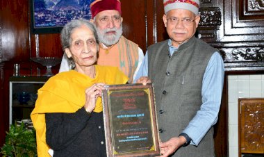 राज्यपाल ने निर्मल ठाकुर को प्रथम सप्त सिंधु लाइफटाइम अवॉर्ड प्रदान किया