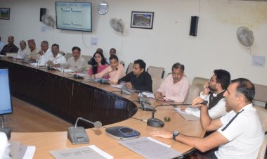 डीसी बिलासपुर ने राजस्व अधिकारियों की समीक्षा बैठक ली, एक वर्ष से अधिक लंबित मामलों के प्राथमिकता के आधार पर निपटारे के निर्देश