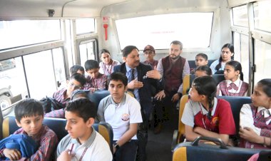 उपायुक्त ने दत्तनगर में स्कूल बस का किया औचक निरीक्षण.. बच्चों के साथ हुए रूबरू