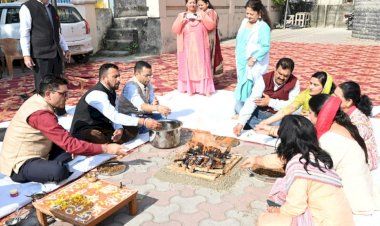 राष्ट्रीय आयुर्वेद दिवस पर डीसी ने की धनवंतरि पूजा, विभाग ने लगाए शिविर