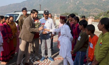 *उपायुक्त ने सुंदरनगर में विशेष बच्चों को भेंट किए दिवाली उपहार