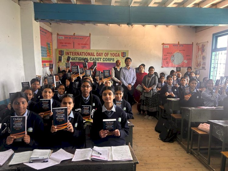 मशोबरा स्कूल में 280 शब्दकोश किए वितरित