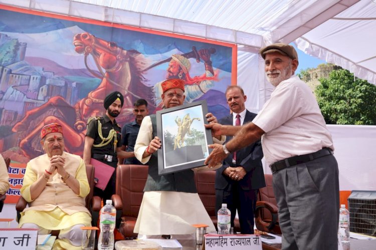 राज्यपाल ने वजीर राम सिंह पठानिया की प्रतिमा का अनावरण किया