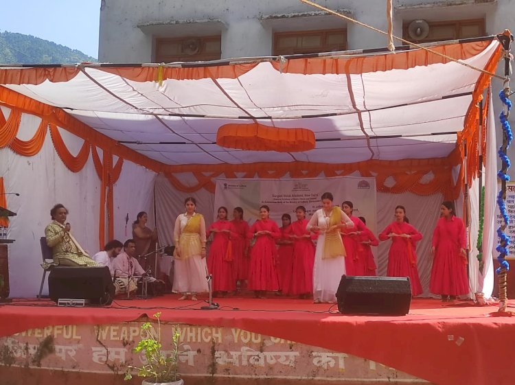 दो दिवसीय कला धरोहर कार्यशाला संपन्न, लखनऊ घराने के सुप्रसिद्ध नर्तक दीपक महाराज छात्राओं को सिखाई कथक की बारीकियां