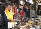 मुख्यमंत्री ने लवी मेले में ‘दोहड़ू’ और अखरोट खरीदे
